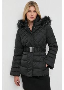 Guess kurtka puchowa damska kolor czarny zimowa ze sklepu ANSWEAR.com w kategorii Kurtki damskie - zdjęcie 144747455