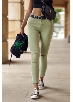 Spodnie jeansowe z dziurami na kolanach zielone 66540 ze sklepu fasardi.com w kategorii Jeansy damskie - zdjęcie 144791086