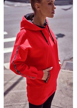Czerwona bluza oversize z kapturem i ozdobnymi lampasami M696, Kolor czerwony, Rozmiar L, MOE ze sklepu Primodo w kategorii Bluzy damskie - zdjęcie 144940105