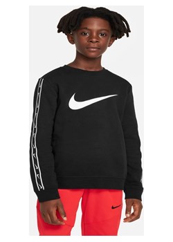 Dzianinowa bluza dresowa z półokrągłym dekoltem dla dużych dzieci (chłopców) Nike Sportswear Repeat - Czerń ze sklepu Nike poland w kategorii Bluzy chłopięce - zdjęcie 144981538