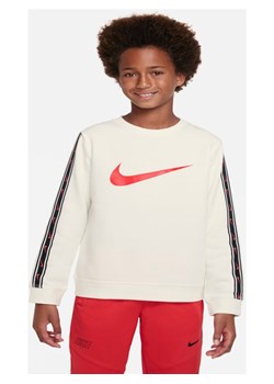 Dzianinowa bluza dresowa z półokrągłym dekoltem dla dużych dzieci (chłopców) Nike Sportswear Repeat - Biel ze sklepu Nike poland w kategorii Bluzy chłopięce - zdjęcie 144981539
