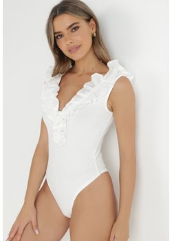 Białe Body z Falbanką Teofano ze sklepu Born2be Odzież w kategorii Bluzki damskie - zdjęcie 145033008
