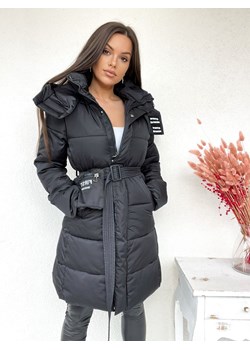 długi zimowy płaszcz oksana z paskiem i saszetką - czarny ze sklepu STYLOWO w kategorii Płaszcze damskie - zdjęcie 145054286