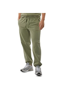 Spodnie dresowe New Balance MP23551OLF - zielone ze sklepu streetstyle24.pl w kategorii Spodnie męskie - zdjęcie 145093966