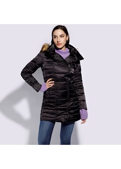 Damska kurtka puchowa z asymetrycznym zapięciem czarna ze sklepu WITTCHEN w kategorii Kurtki damskie - zdjęcie 145094065