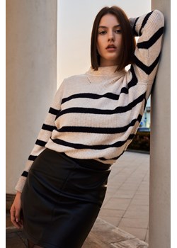 Kremowo-czarny sweter w paski ze sklepu Greenpoint.pl w kategorii Swetry damskie - zdjęcie 145094348