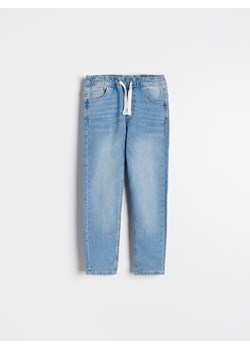 Reserved - Elastyczne jeansy carrot - Niebieski ze sklepu Reserved w kategorii Spodnie chłopięce - zdjęcie 145215059