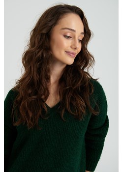 Klasyczny sweter z dekoltem w serek, butelkowa zieleń ze sklepu Greenpoint.pl w kategorii Swetry damskie - zdjęcie 145315299