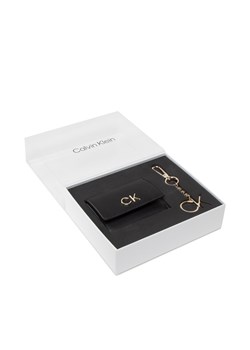 Zestaw upominkowy Calvin Klein - Re-Lock Trifold xxs + Key Fob K60K610016 Ck Black BAX ze sklepu eobuwie.pl w kategorii Portfele damskie - zdjęcie 145413176