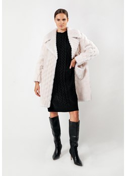 Białe futra damskie - moda na sezon lato 2024