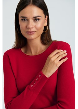 Elegancki sweter z dekoracyjnymi zatrzaskami, czerwony ze sklepu Greenpoint.pl w kategorii Swetry damskie - zdjęcie 145837029