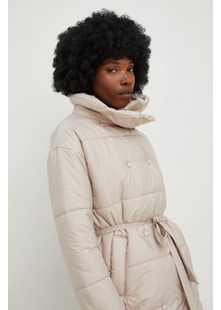 Answear Lab kurtka damska kolor beżowy zimowa oversize ze sklepu ANSWEAR.com w kategorii Kurtki damskie - zdjęcie 145930559