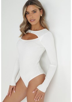 Białe Body Prążkowane z Wycięciem na Dekolcie Volfi ze sklepu Born2be Odzież w kategorii Bluzki damskie - zdjęcie 146030468