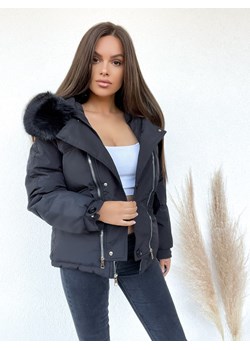 zimowa kurtka ivet model oversize z kapturem i odpinanym futrem  -  czarna ze sklepu STYLOWO w kategorii Kurtki damskie - zdjęcie 146129948