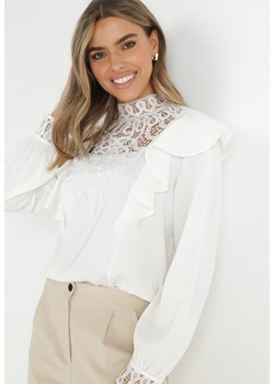 Biała Bluzka z Falbankami i Ażurową Stójką Azomo ze sklepu Born2be Odzież w kategorii Bluzki damskie - zdjęcie 146389858