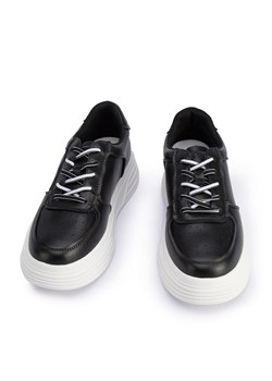 Damskie sneakersy skórzane na lekkiej platformie czarno-białe ze sklepu WITTCHEN w kategorii Buty sportowe damskie - zdjęcie 146441655