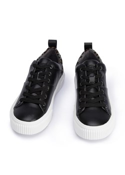 Damskie sneakersy skórzane z wzorem w cętki czarne ze sklepu WITTCHEN w kategorii Trampki damskie - zdjęcie 146441657