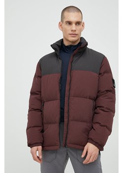 Jack Wolfskin kurtka puchowa męska kolor bordowy zimowa ze sklepu ANSWEAR.com w kategorii Kurtki męskie - zdjęcie 146530885