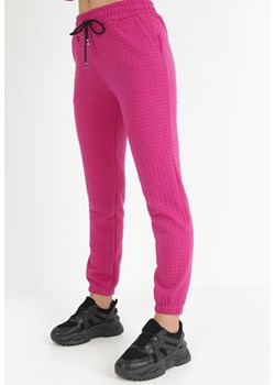Różowe Spodnie Dresowe z Tłoczeniem Faboto ze sklepu Born2be Odzież w kategorii Spodnie damskie - zdjęcie 146649766