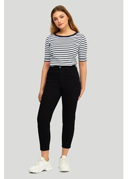 Czarne jeans'y ze zwężaną nogawką, model mom-fit ze sklepu Greenpoint.pl w kategorii Jeansy damskie - zdjęcie 146812494