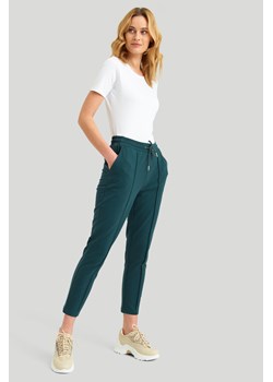 Dresowe spodnie z  ozdobnym przeszyciem, turkus ze sklepu Greenpoint.pl w kategorii Spodnie damskie - zdjęcie 146812525