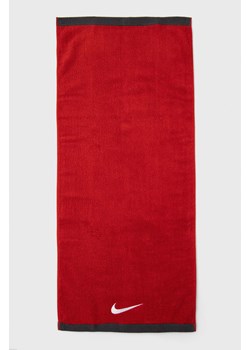 Nike Ręcznik kolor czerwony ze sklepu ANSWEAR.com w kategorii Ręczniki - zdjęcie 146932095
