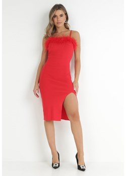 Czerwona Sukienka z Piórami Malkh ze sklepu Born2be Odzież w kategorii Sukienki - zdjęcie 147074328