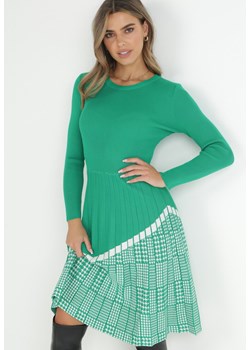 Zielona Sukienka z Wiskozy z Plisowanym Dołem Vallzore ze sklepu Born2be Odzież w kategorii Sukienki - zdjęcie 147074358