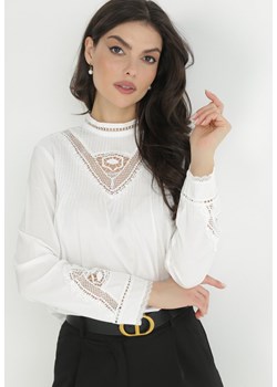 Biała Bluzka z Ażurowymi Zdobieniami Bangi ze sklepu Born2be Odzież w kategorii Bluzki damskie - zdjęcie 147143748