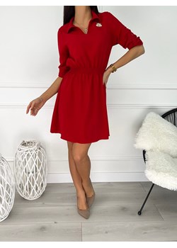 Czerwona Sukienka z Ozdobną Broszką ze sklepu ModnaKiecka.pl w kategorii Sukienki - zdjęcie 147166889