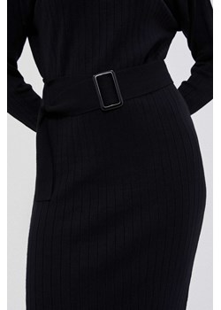 Prążkowana sukienka z paskiem czarna ze sklepu Moodo.pl w kategorii Sukienki - zdjęcie 147311255
