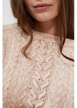 Sweter z ozdobnym splotem pudrowo-różowy ze sklepu Moodo.pl w kategorii Swetry damskie - zdjęcie 147413895