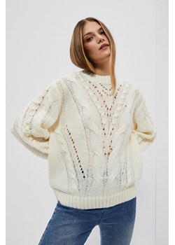 Ażurowy sweter perłowy ze sklepu Moodo.pl w kategorii Swetry damskie - zdjęcie 147413908