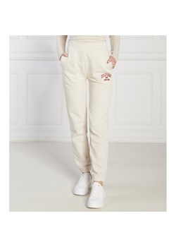 Tommy Hilfiger Spodnie dresowe VARSITY GRAPHIC | Regular Fit ze sklepu Gomez Fashion Store w kategorii Spodnie damskie - zdjęcie 147498658