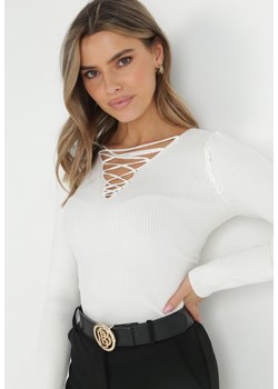 Biały Sweter Wiązany na Dekolcie z Prążkowanej Dzianiny Ylleza ze sklepu Born2be Odzież w kategorii Swetry damskie - zdjęcie 147532408