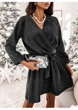 Czarna błyszcząca sukienka ze srebrną nitką i przekładanym dekoltem Nalitta - czarny ze sklepu pakuten.pl w kategorii Sukienki - zdjęcie 147620235