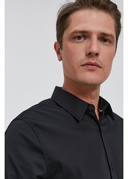 Guess Koszula SUNSET męska kolor czarny slim z kołnierzykiem klasycznym M1YH20 W7ZK1 ze sklepu ANSWEAR.com w kategorii Koszule męskie - zdjęcie 147757317