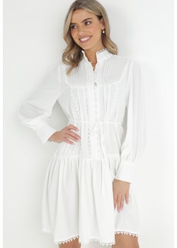 Biała Sukienka ze Stójką i Koronkowymi Lamówkami Zelna ze sklepu Born2be Odzież w kategorii Sukienki - zdjęcie 147864455