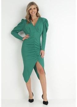 Zielona Marszczona Sukienka z Kopertowym Dekoltem Midi Rini ze sklepu Born2be Odzież w kategorii Sukienki - zdjęcie 147994896