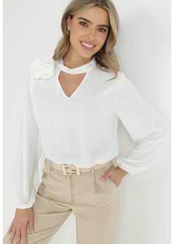 Biała Bluzka z Ozdobnym Dekoltem Gomi ze sklepu Born2be Odzież w kategorii Bluzki damskie - zdjęcie 148025677