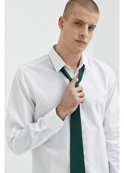HUGO koszula bawełniana męska kolor biały slim z kołnierzykiem klasycznym ze sklepu ANSWEAR.com w kategorii Koszule męskie - zdjęcie 148102347