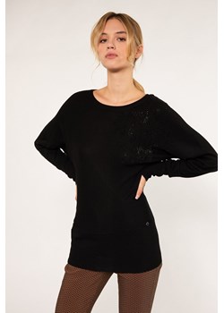 Sweter z dżetową aplikacją ze sklepu MONNARI w kategorii Swetry damskie - zdjęcie 148103479