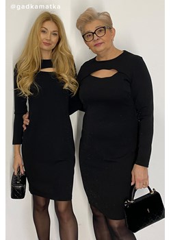 Połyskująca sukienka z wycięciem przy dekolcie, czarna ze sklepu Greenpoint.pl w kategorii Sukienki - zdjęcie 148150137
