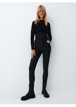 Mohito - Woskowane jeansy skinny - czarny ze sklepu Mohito w kategorii Spodnie damskie - zdjęcie 148302558