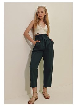 Spodnie w kolorze ciemnozielonym ze sklepu Limango Polska w kategorii Spodnie damskie - zdjęcie 148309248
