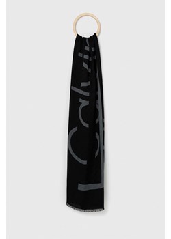 Calvin Klein szal damski kolor czarny wzorzysty ze sklepu ANSWEAR.com w kategorii Szaliki i chusty damskie - zdjęcie 148312347