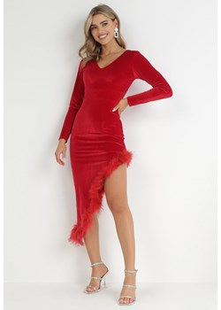 Czerwona Asymetryczna Sukienka Welurowa z Piórkami Ganzoria ze sklepu Born2be Odzież w kategorii Sukienki - zdjęcie 148351069