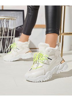 Royalfashion Białe sportowe buty damskie z futerkiem i neonowymi zielonymi sznurówkami Sagglo ze sklepu royalfashion.pl w kategorii Buty sportowe damskie - zdjęcie 148456846