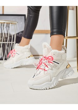 Royalfashion Białe sportowe buty damskie z futerkiem i neonowymi różowymi sznurówkami Sagglo ze sklepu royalfashion.pl w kategorii Buty sportowe damskie - zdjęcie 148456885