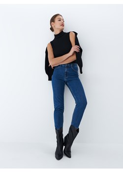 Mohito - Jeansy mom fit - Niebieski ze sklepu Mohito w kategorii Jeansy damskie - zdjęcie 148582857